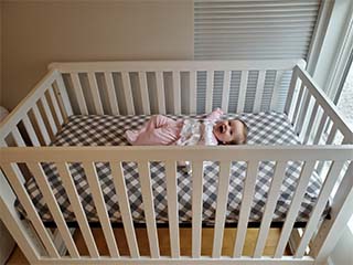 Спокійний і здоровий сон малюка: усе про спальне місце для новонародженого